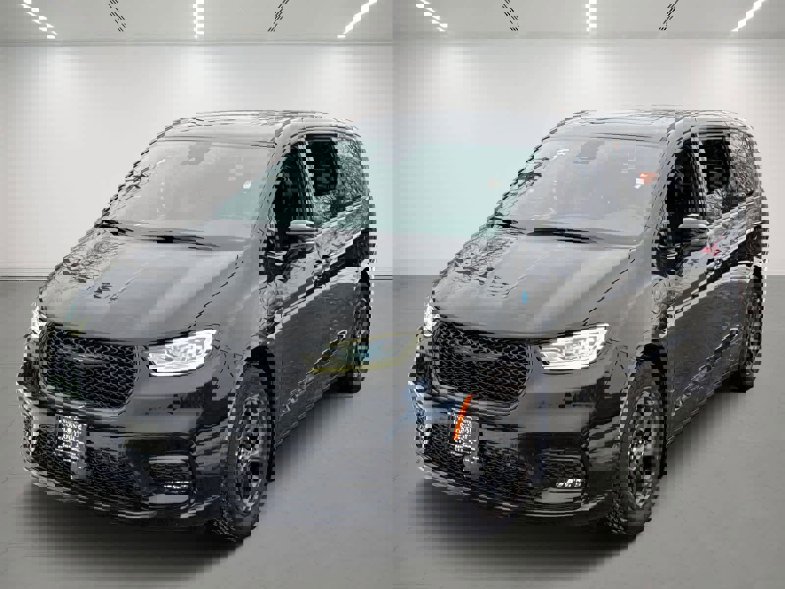 Used 2023 Chrysler Pacifica Limited w/ Uconnect Theater Family Group image 1