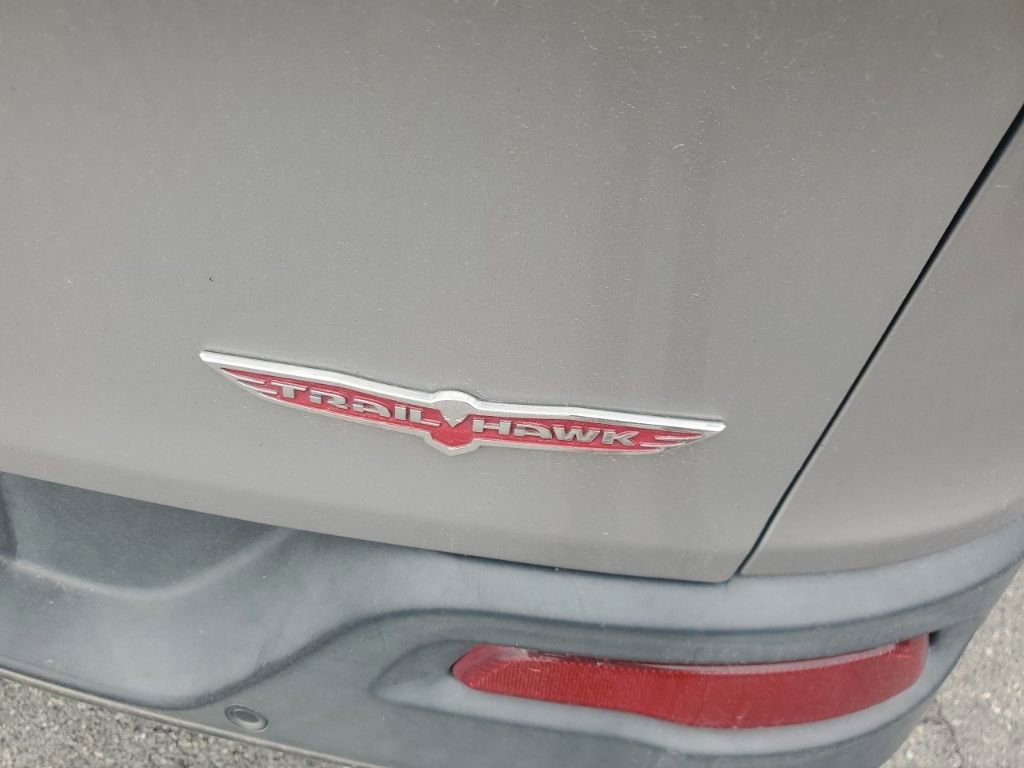 Used 2018 Jeep Cherokee Trailhawk image 7