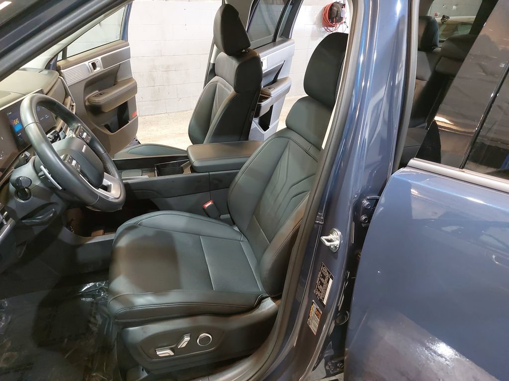 Used 2025 Hyundai Santa Fe SEL AWD/4WD image 16