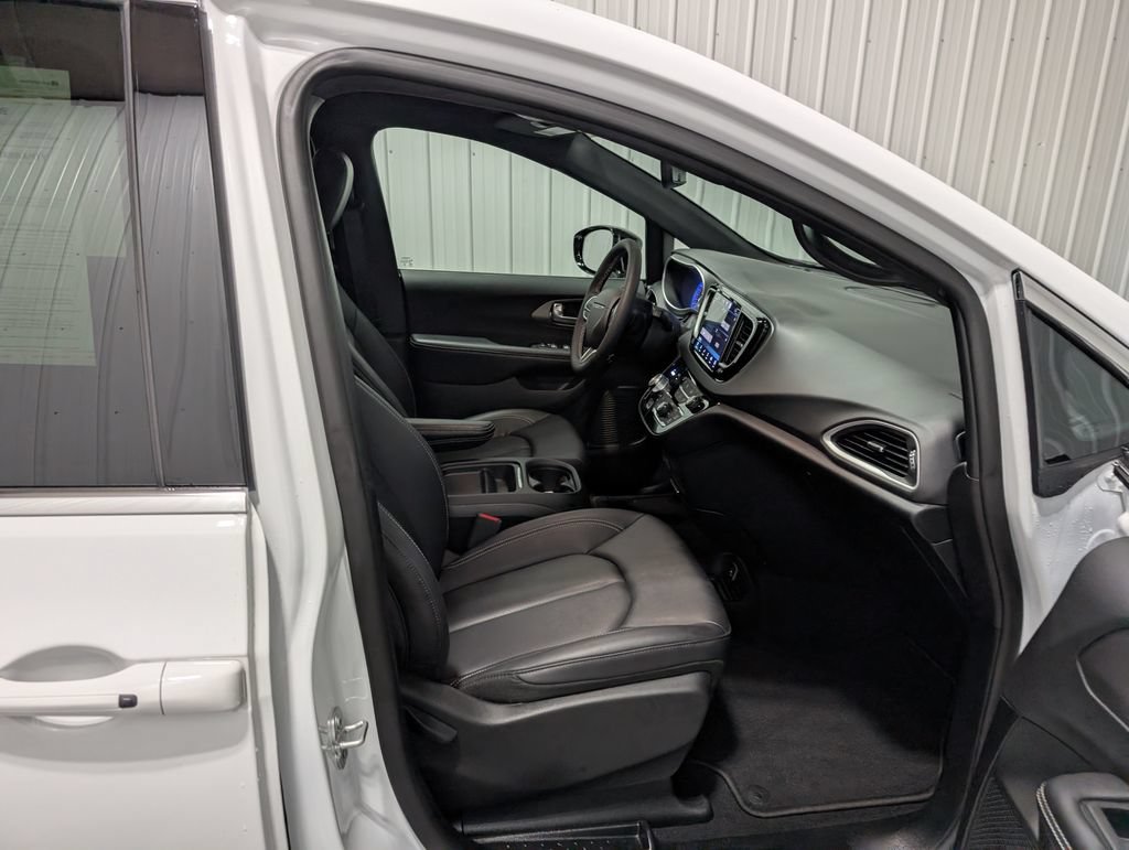 Used 2027 Chrysler Pacifica Select FWD image 26