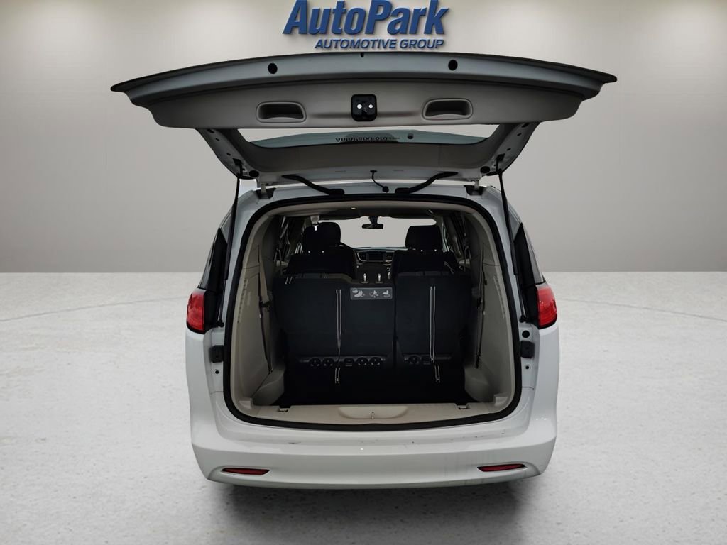Used 2020 Chrysler Voyager LX FWD image 9