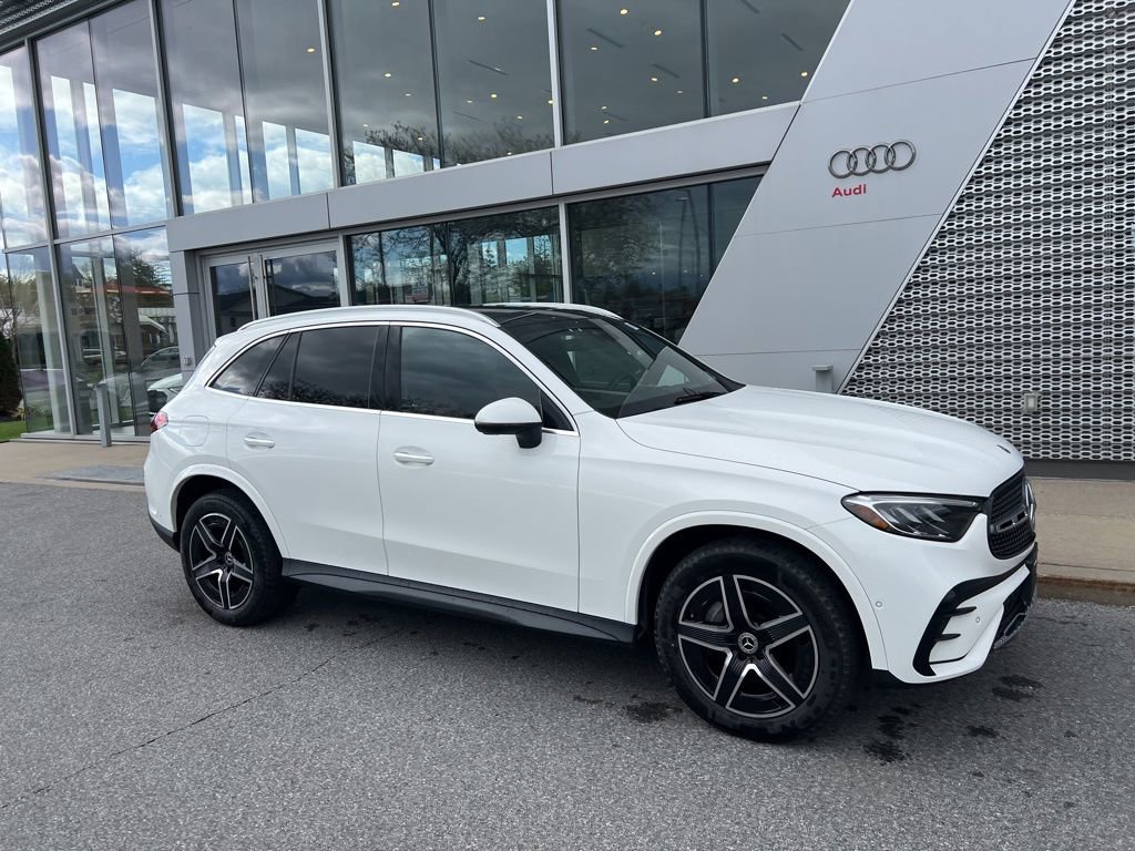 Used 2025 Mercedes-Benz GLC 300 4MATIC image 9