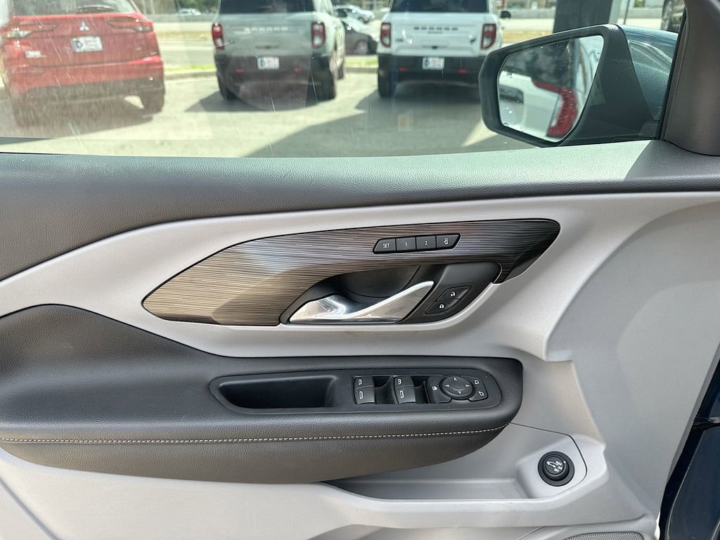 Used 2024 GMC Terrain SLT w/ Infotainment Package II image 9