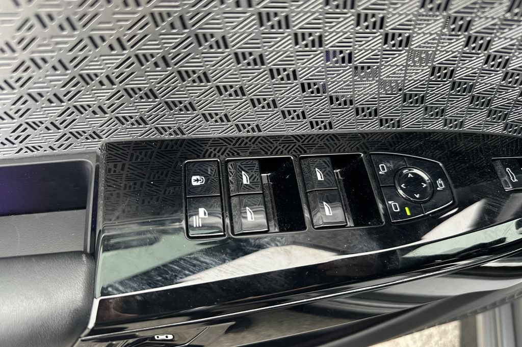 Used 2023 BMW i7 xDrive60 AWD/4WD image 11