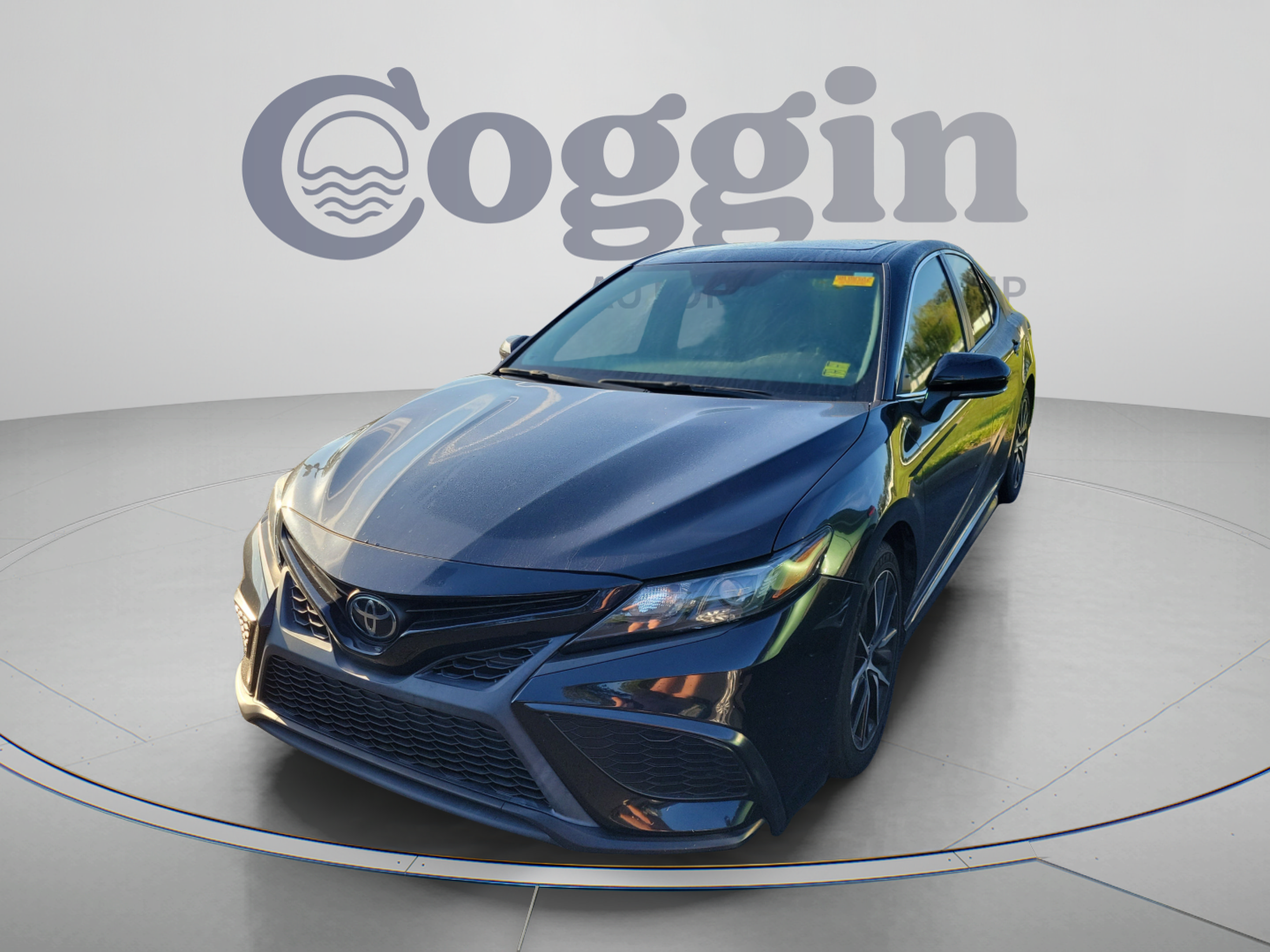 Used 2022 Toyota Camry SE w/ Audio Upgrade Package FWD image 1