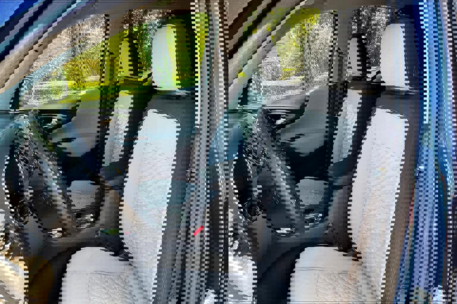 Used 2020 Chevrolet Equinox LT w/ Driver Convenience Package image 24