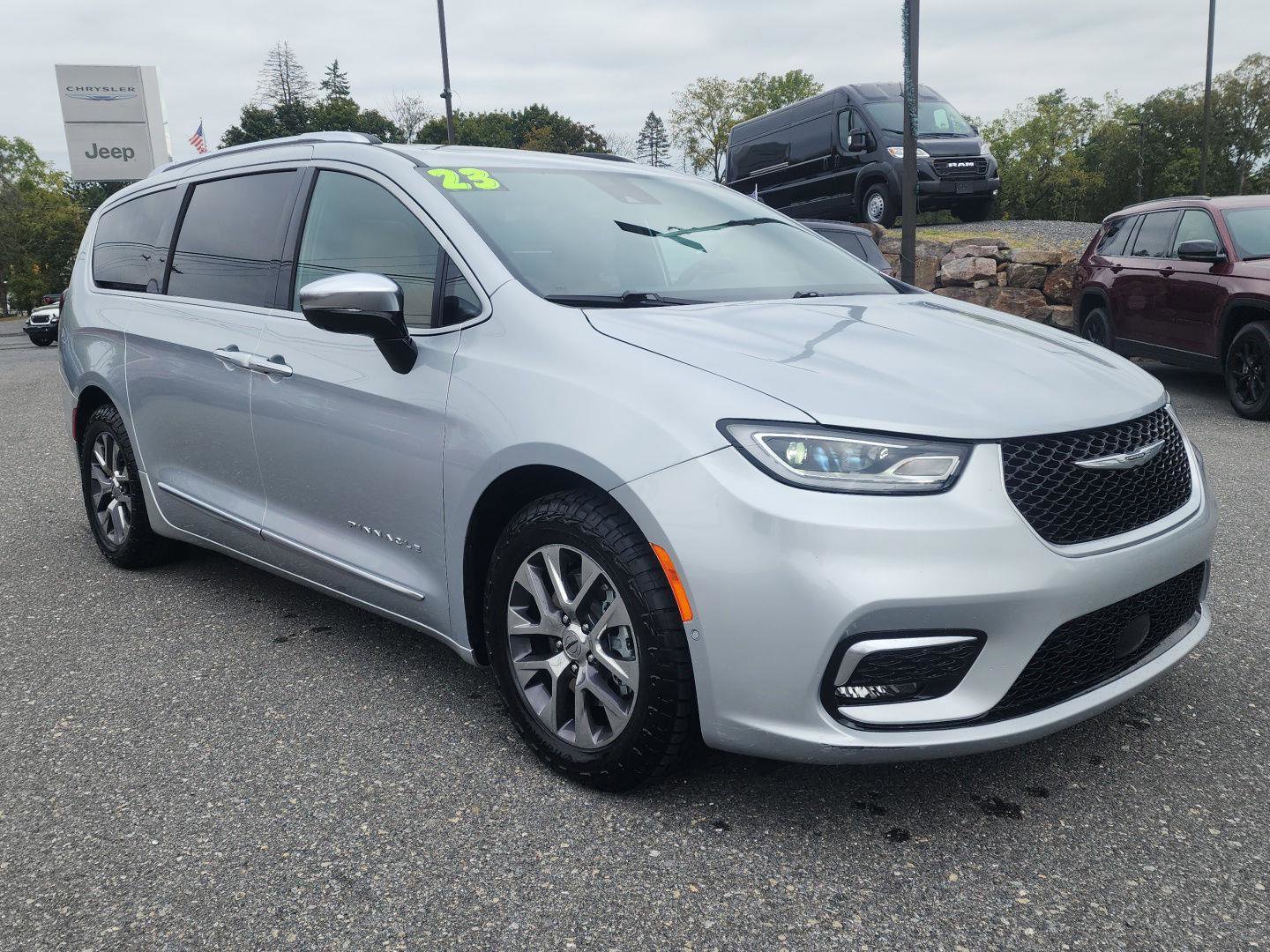 Used 2023 Chrysler Pacifica Pinnacle image 3