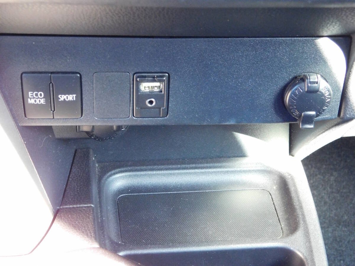 Used 2018 Toyota RAV4 LE w/ Carpet Mat Package FWD image 13