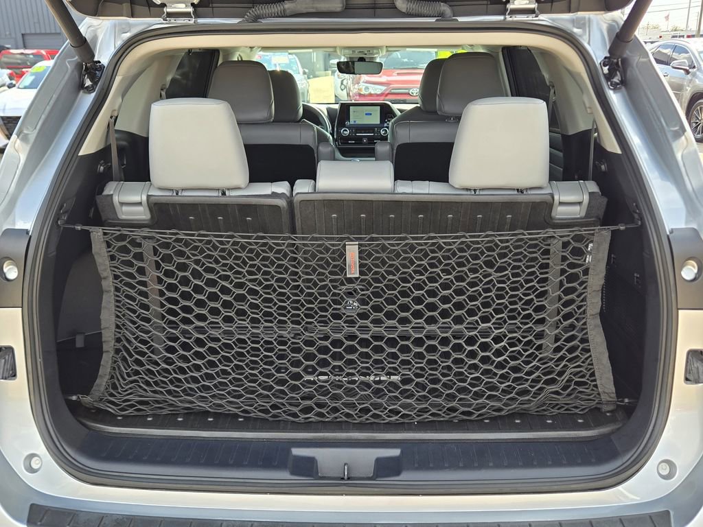 Used 2024 Toyota Highlander LE image 11