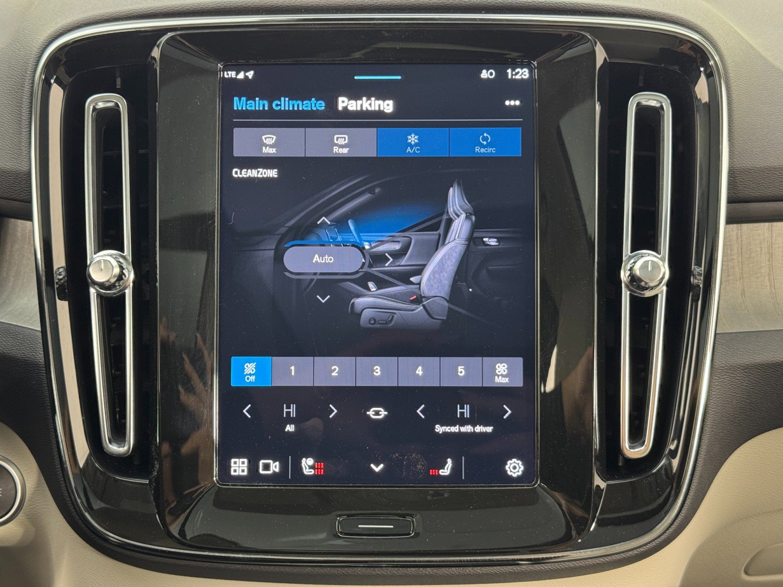 Used 2024 Volvo XC40 B5 Ultimate w/ Protection Package Premier image 28