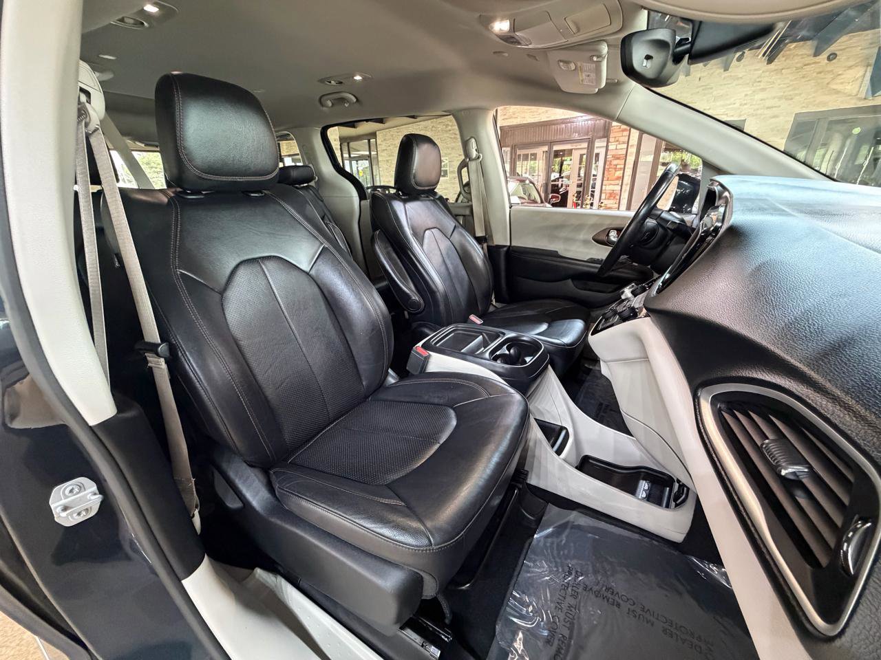 Used 2019 Chrysler Pacifica Touring-L image 9