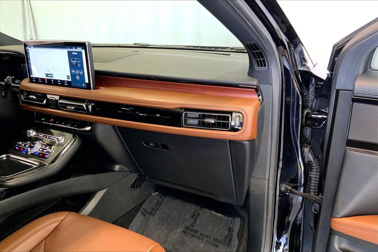 Used 2023 Lincoln Nautilus Reserve w/ Monochromatic Package image 16