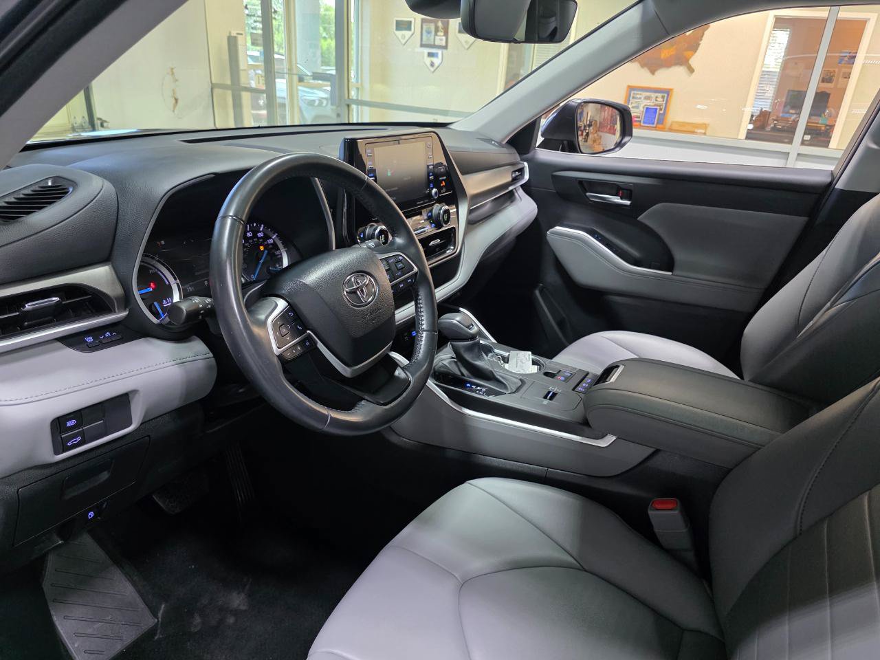 Used 2022 Toyota Highlander XLE AWD/4WD image 16
