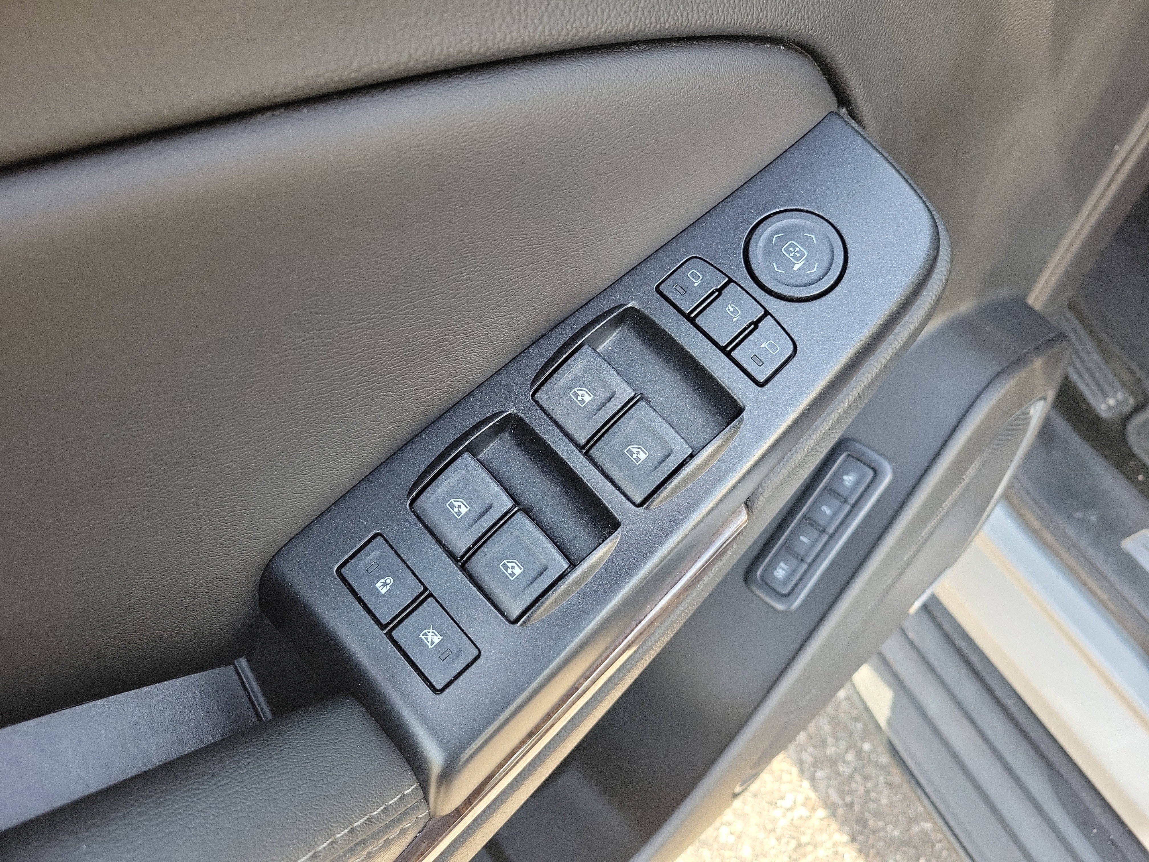 Used 2018 Chevrolet Tahoe LT w/ Luxury Package RWD image 21