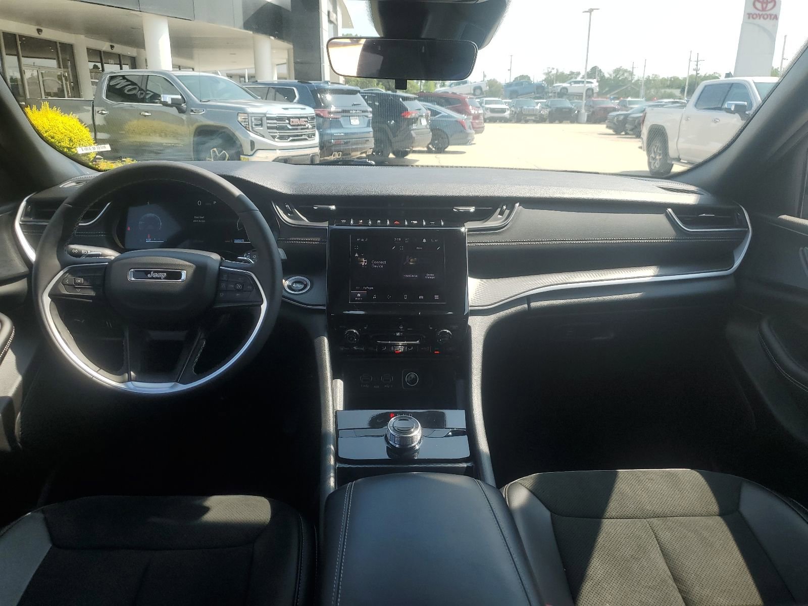 Used 2025 Jeep Grand Cherokee Altitude AWD/4WD image 9