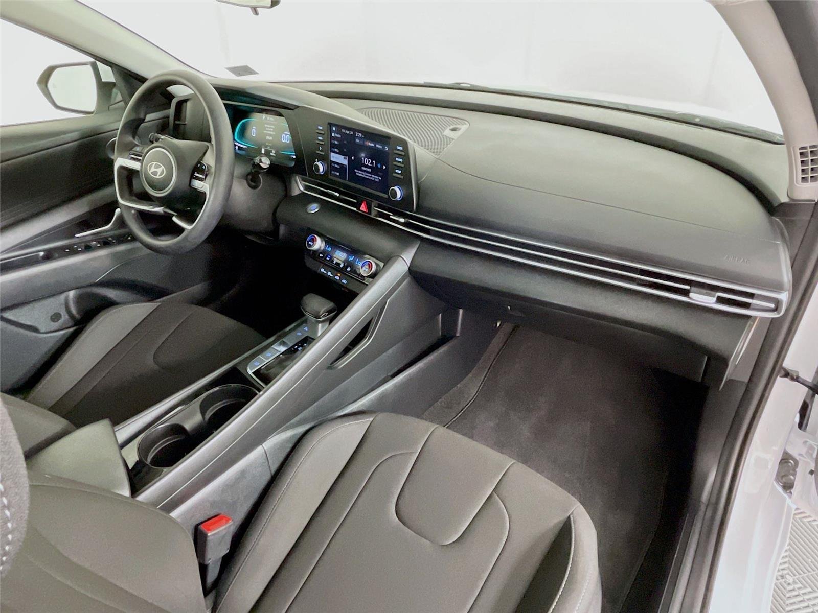 Used 2025 Hyundai Elantra Hybrid FWD image 32