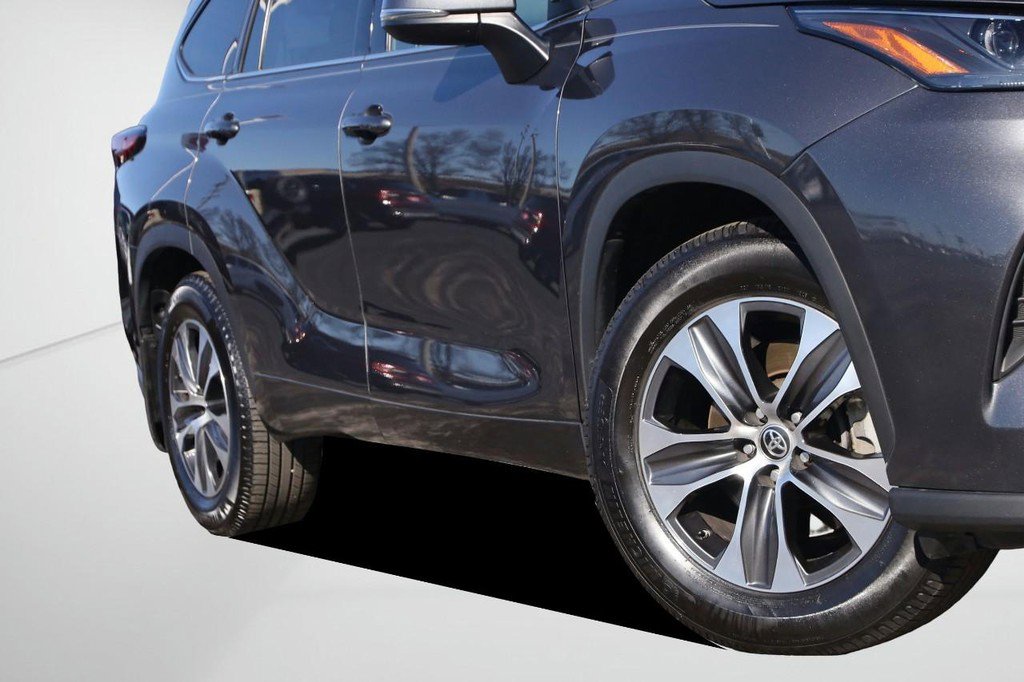 Used 2022 Toyota Highlander XLE image 3