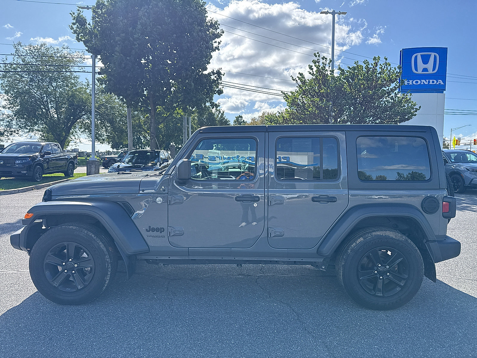 Used 2020 Jeep Wrangler Unlimited Sport AWD/4WD image 2