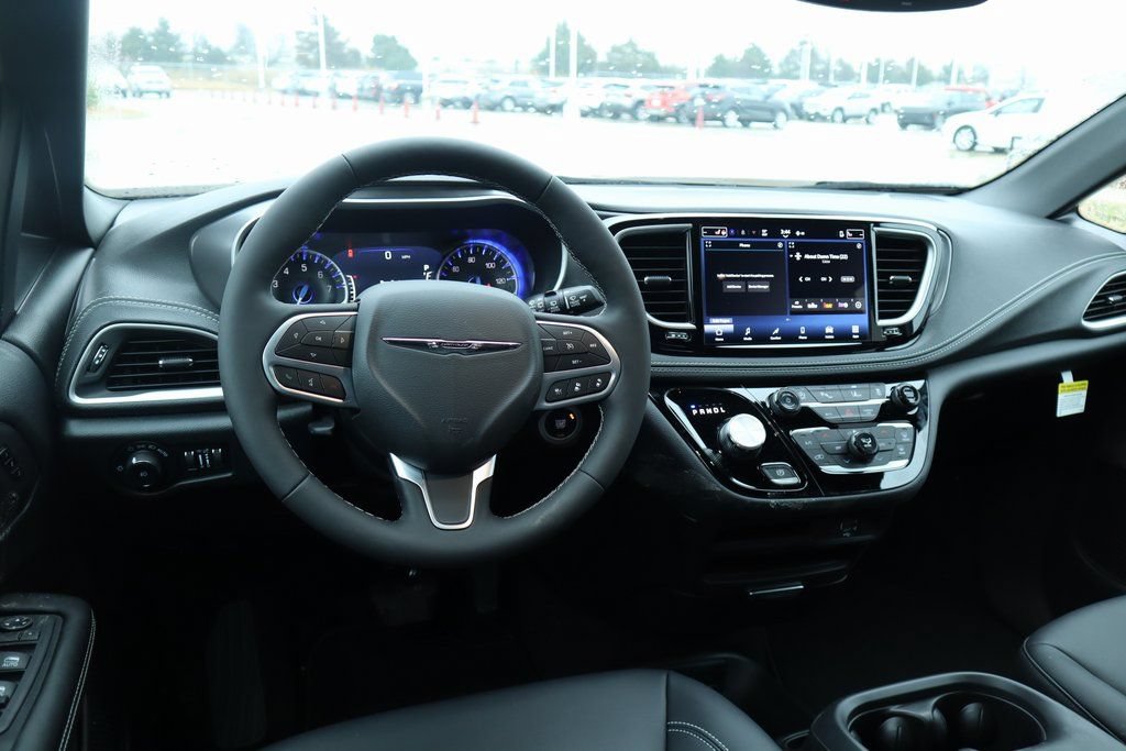 New 2026 Chrysler Pacifica Select AWD/4WD image 2