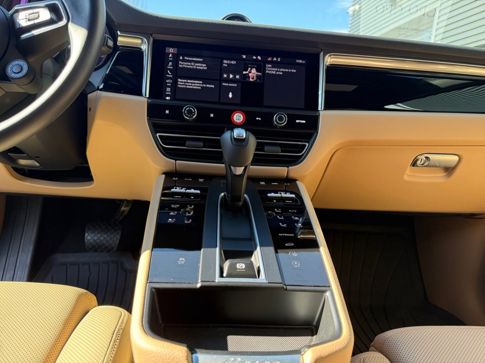 Certified 2025 Porsche Macan Turbo image 16