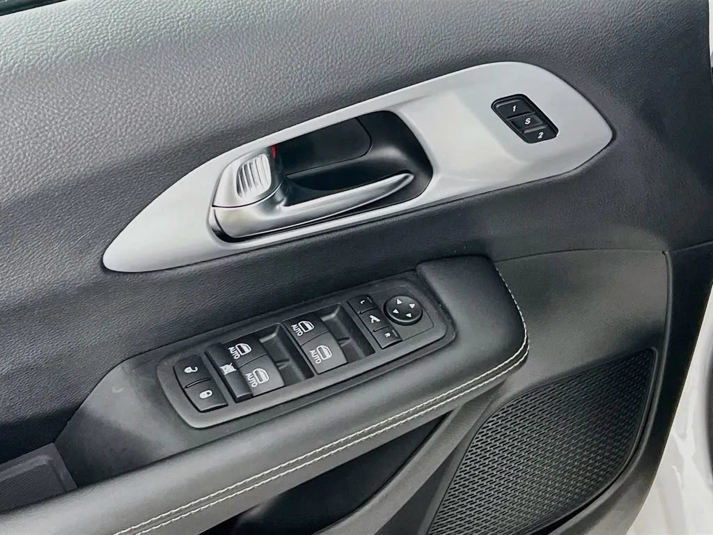 Used 2025 Chrysler Pacifica Limited AWD/4WD image 19