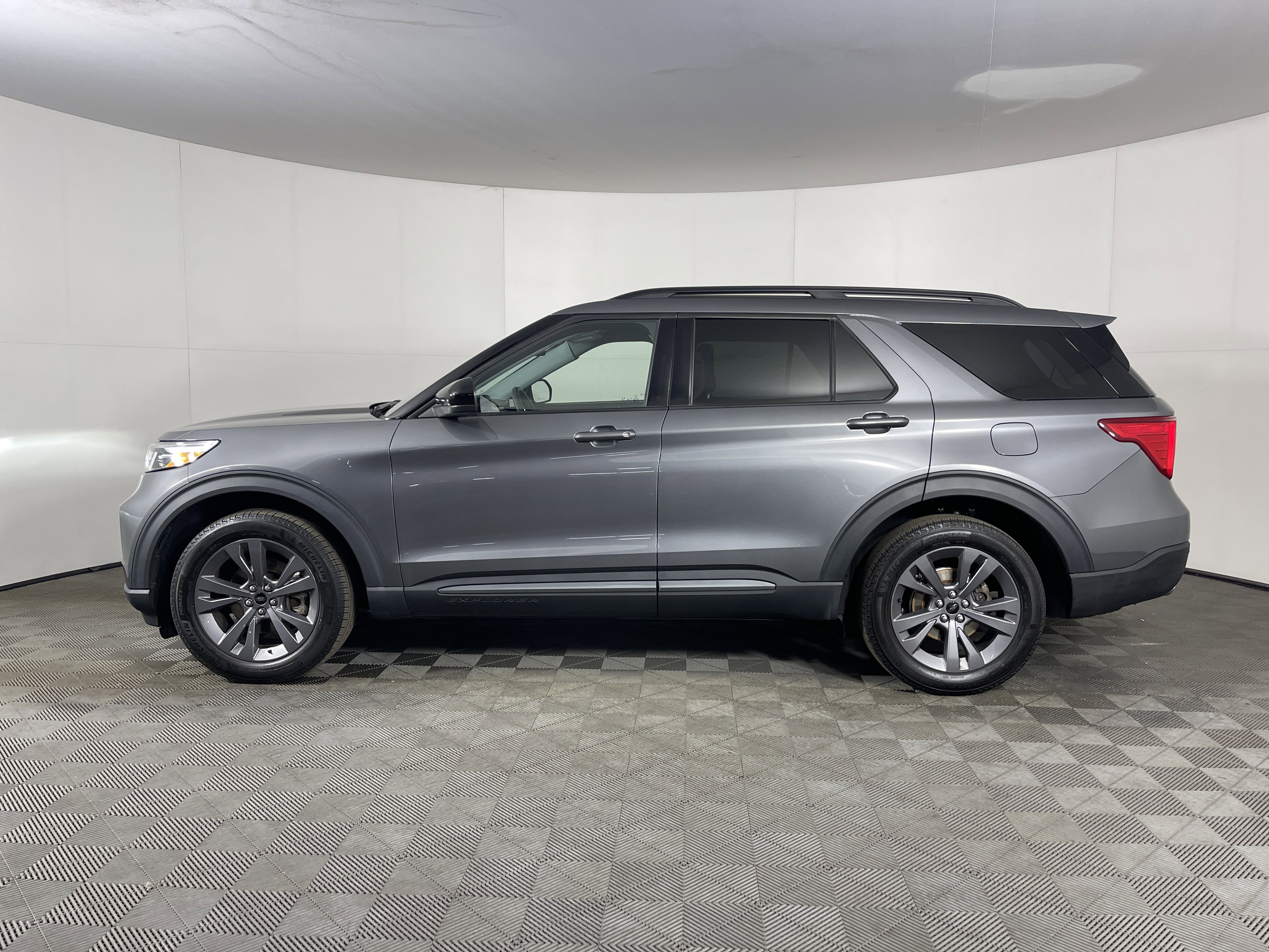 Used 2022 Ford Explorer XLT w/ Equipment Group 202A image 3