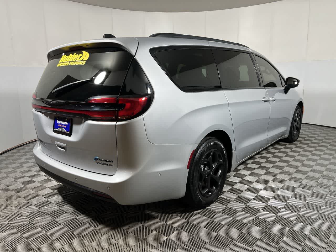 Used 2024 Chrysler Pacifica Premium FWD image 8
