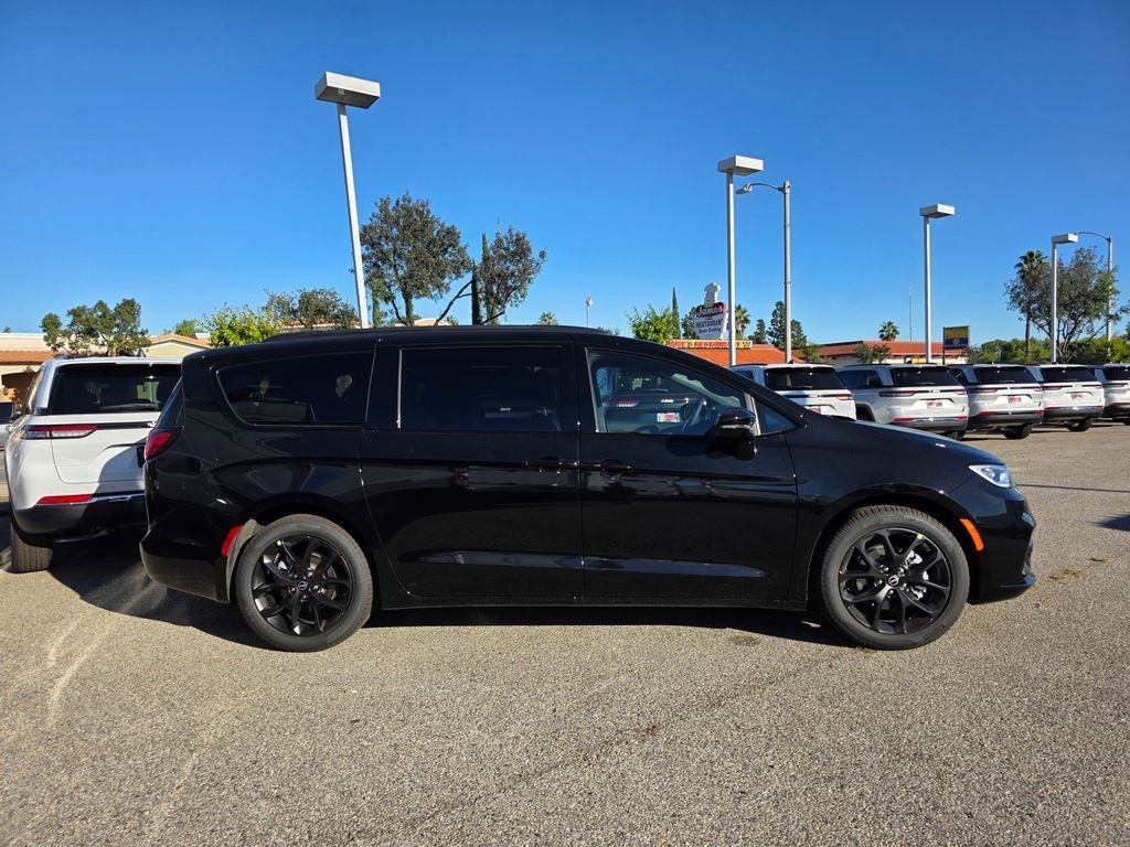 New 2026 Chrysler Pacifica Select w/ S Appearance Package FWD image 3
