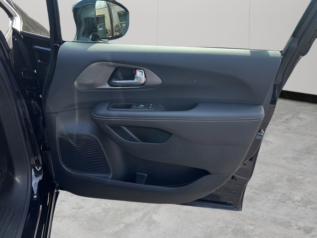New 2026 Chrysler Pacifica Select FWD image 14