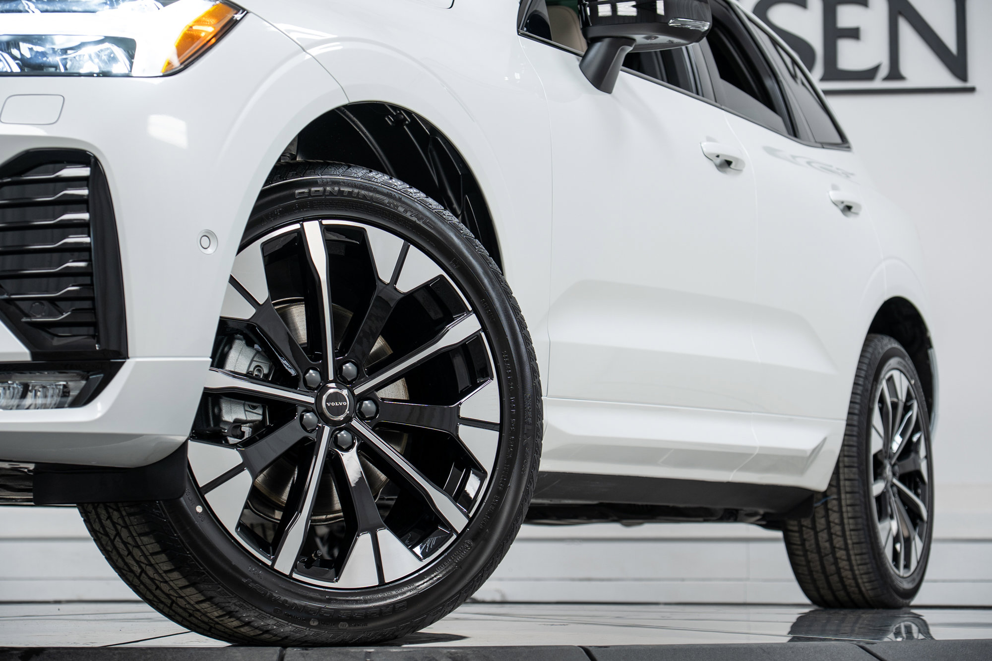 New 2026 Volvo XC60 B5 Plus w/ Climate Package image 27