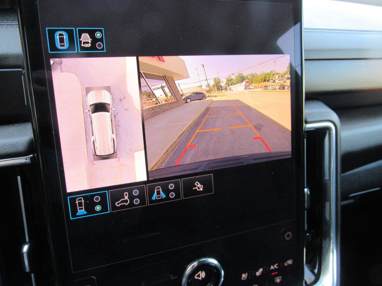 Used 2025 GMC Yukon XL Denali AWD/4WD image 29