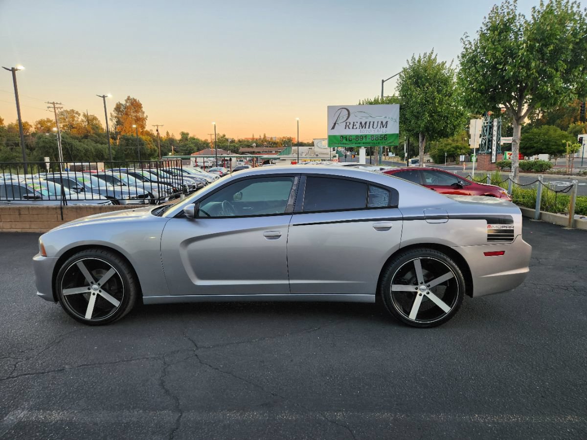Used 2011 Dodge Charger SE RWD image 3