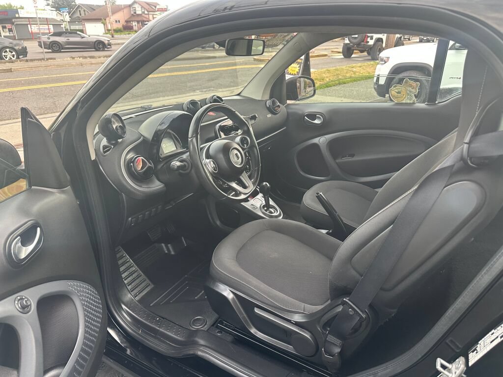Used 2016 smart fortwo passion RWD image 10