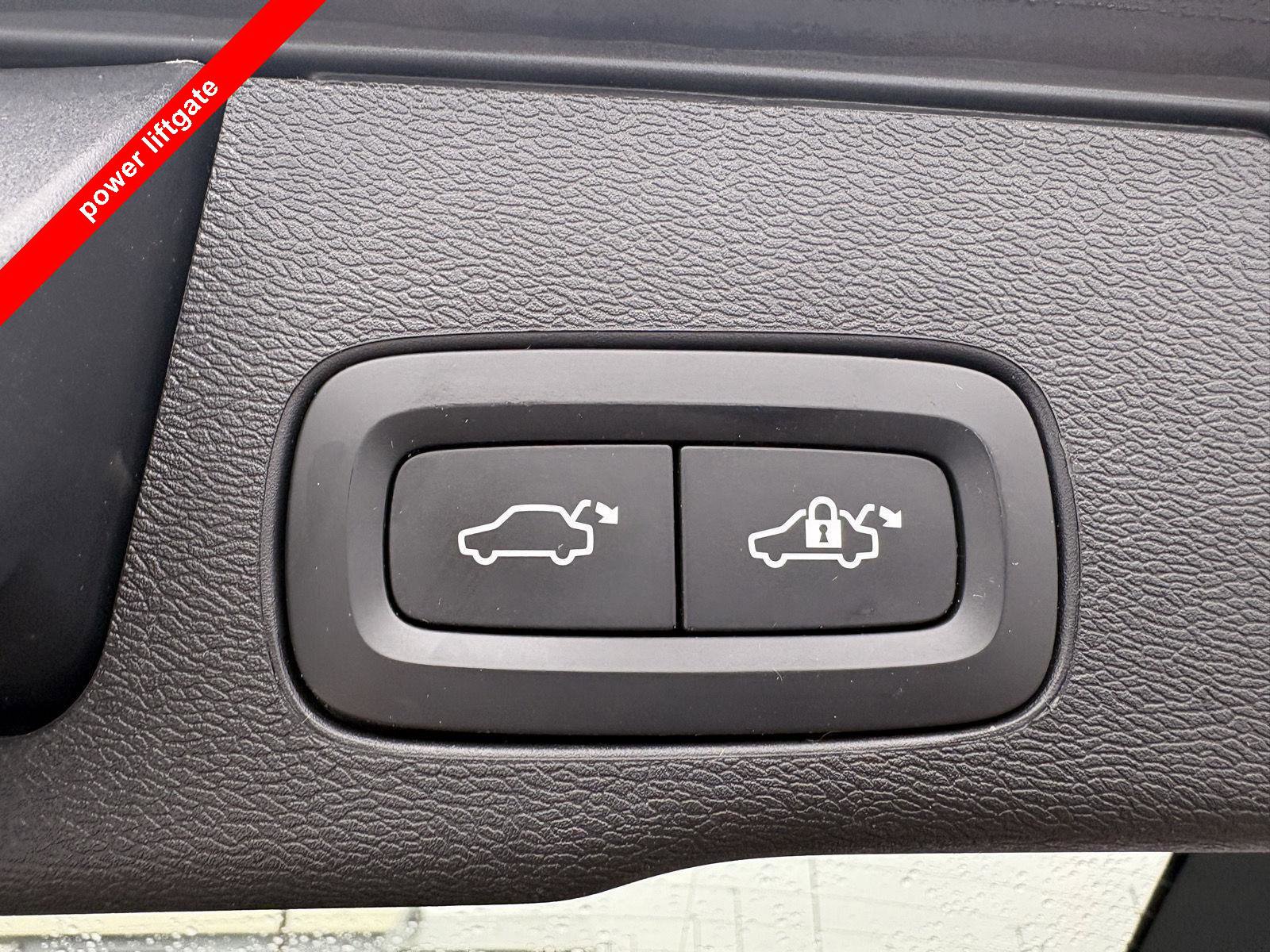 Used 2021 Volvo XC60 T5 R-Design w/ Advanced Package image 8