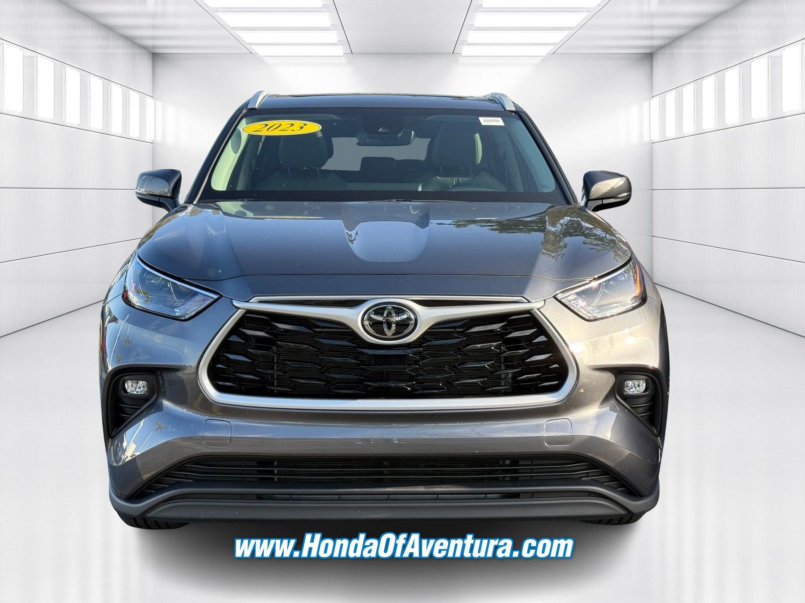 Used 2023 Toyota Highlander XLE FWD image 2