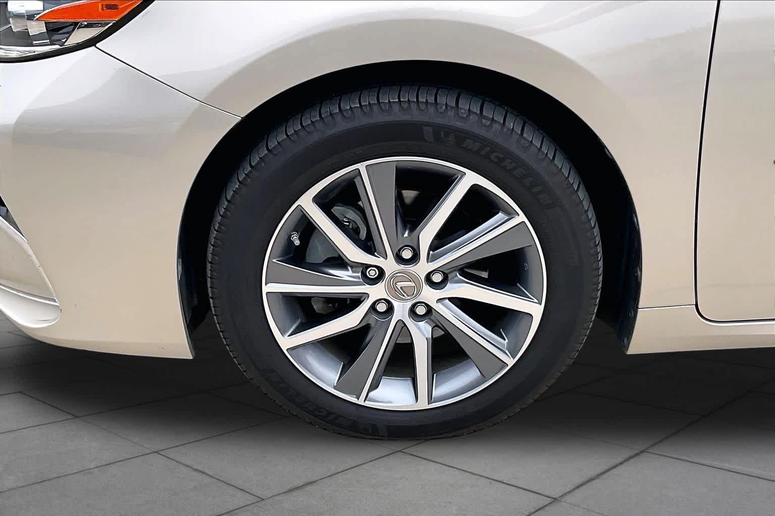Used 2016 Lexus ES 300h w/ Luxury Package w/Wood Trim FWD image 10
