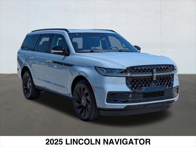 Used 2025 Lincoln Navigator Reserve w/ Jet Appearance Package image 6
