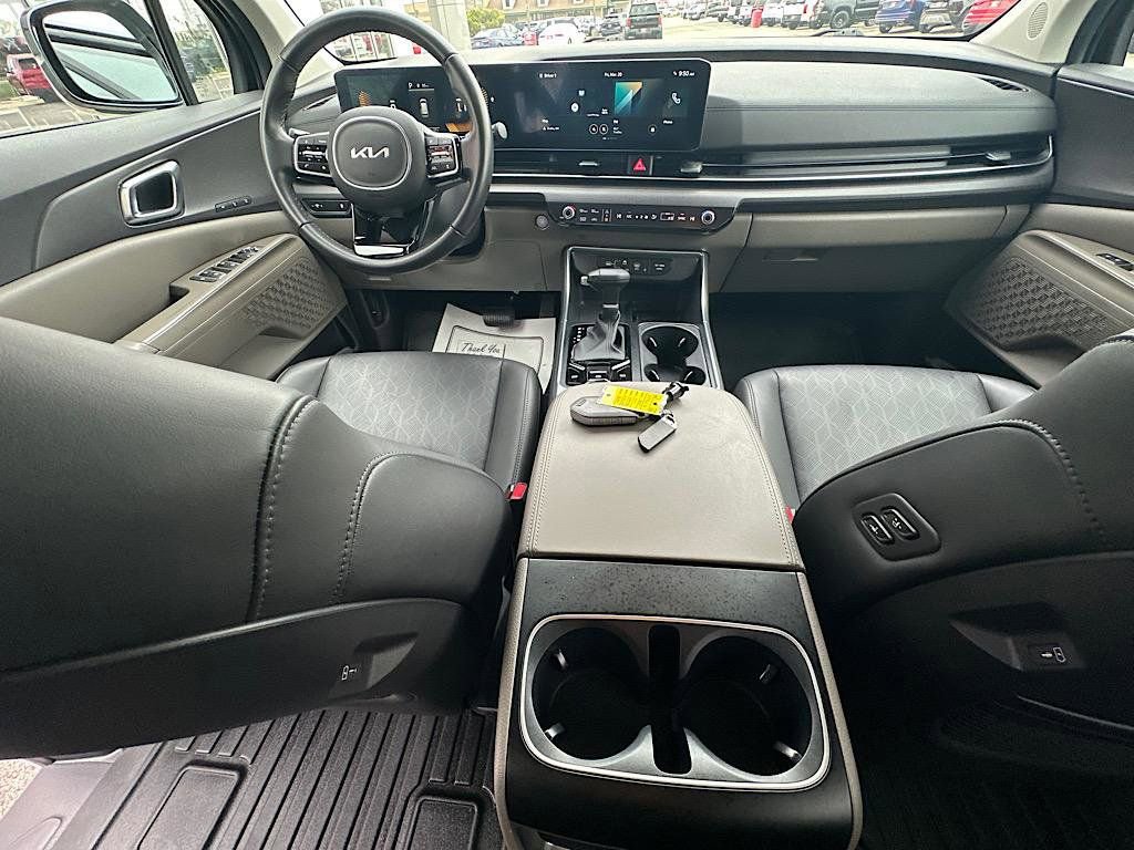 Used 2025 Kia Carnival EX image 16