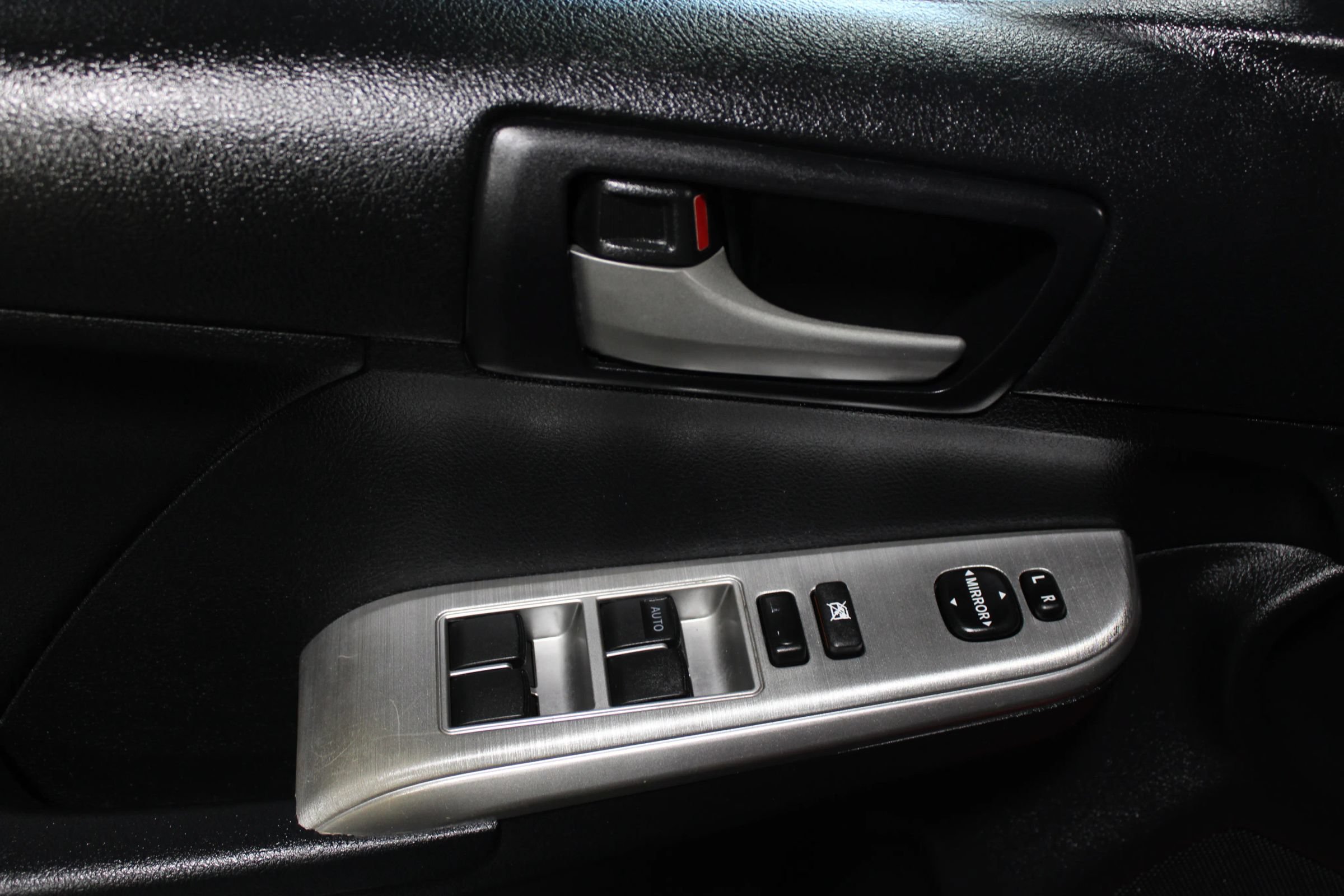 Used 2012 Toyota Camry SE FWD image 9