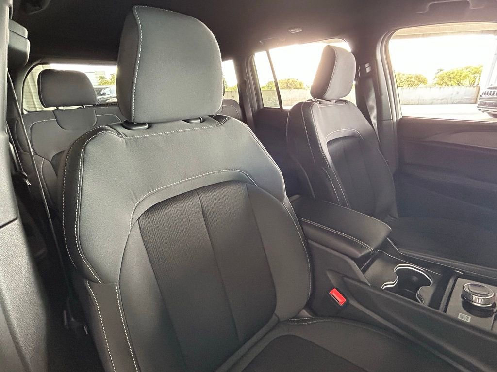 Used 2025 Jeep Grand Cherokee Laredo image 38