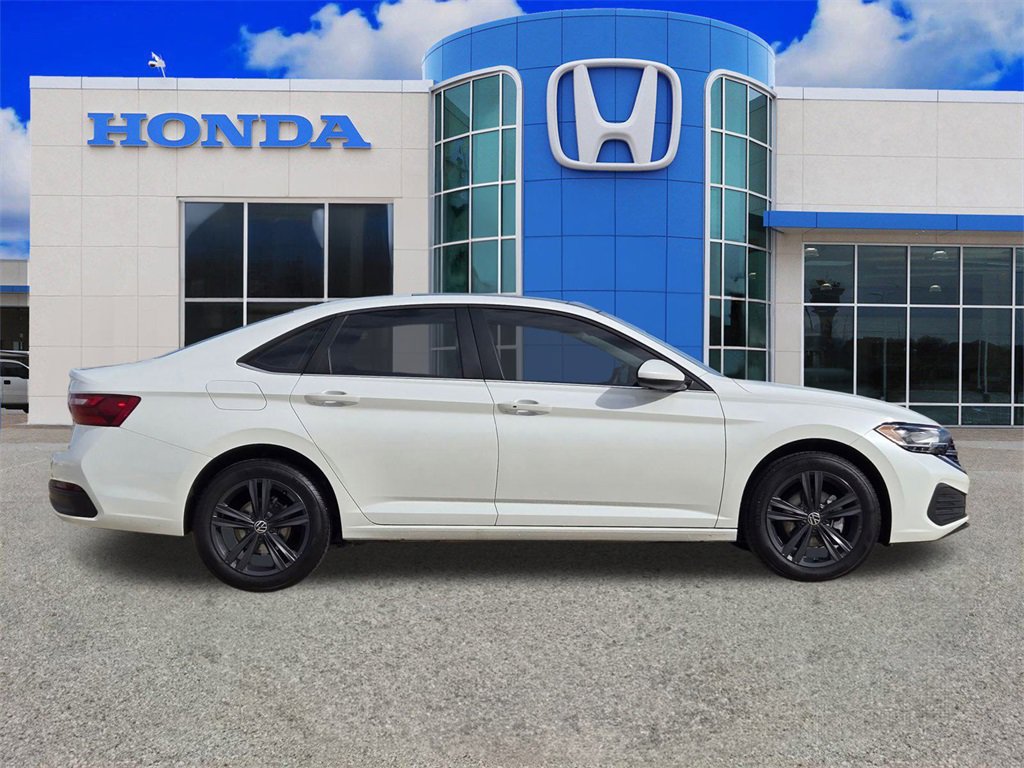 Used 2024 Volkswagen Jetta SE w/ Panoramic Sunroof Package video 2