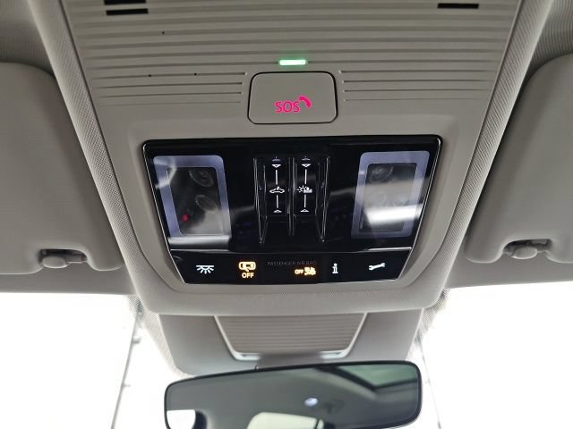 Used 2025 Volkswagen Tiguan SE w/ Panoramic Sunroof Package AWD/4WD image 26