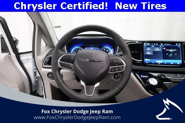 Certified 2024 Chrysler Pacifica Touring-L image 4