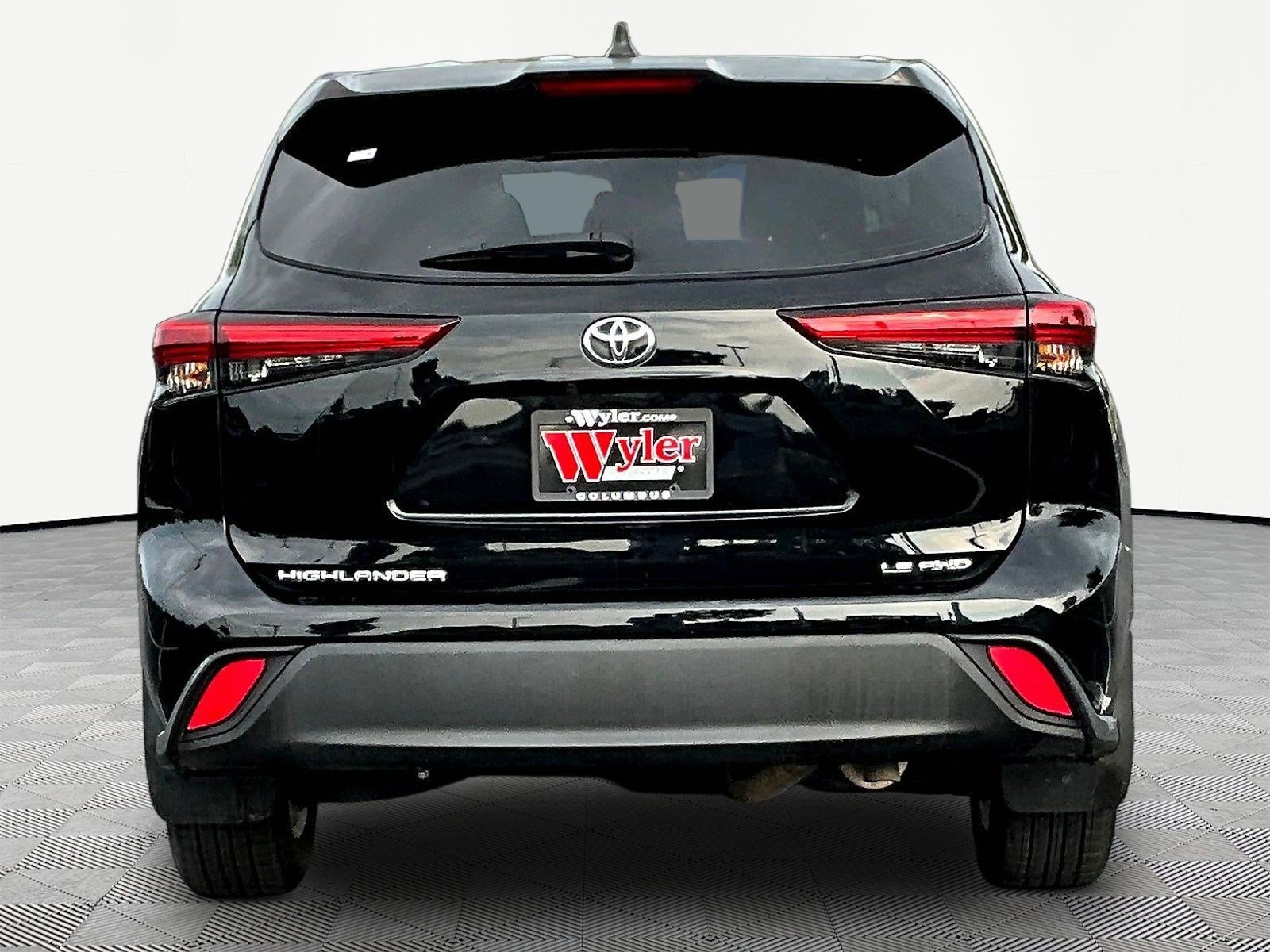 Used 2022 Toyota Highlander LE AWD/4WD image 5