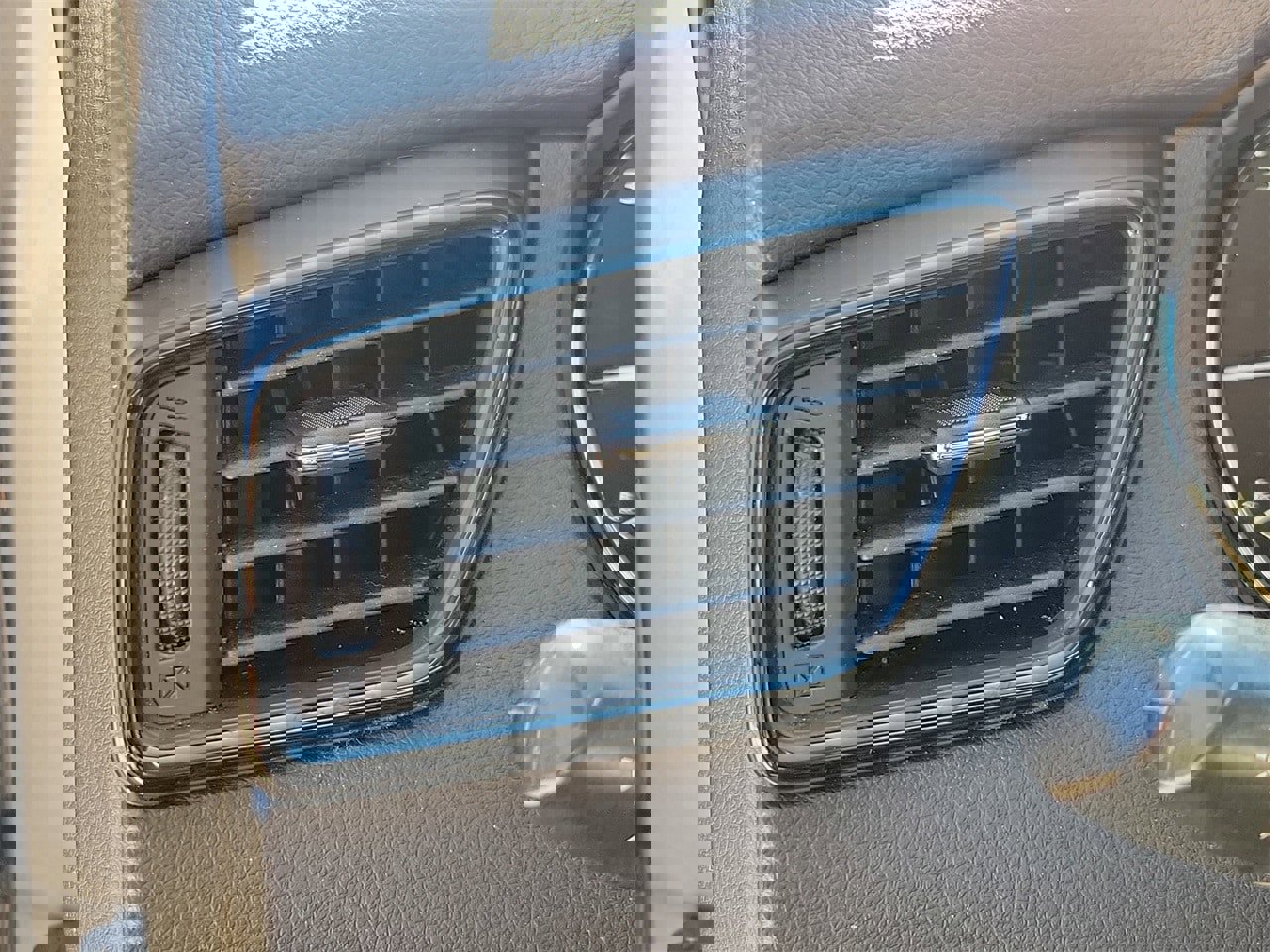 Used 2018 Nissan Rogue SL w/ Premium Package image 32