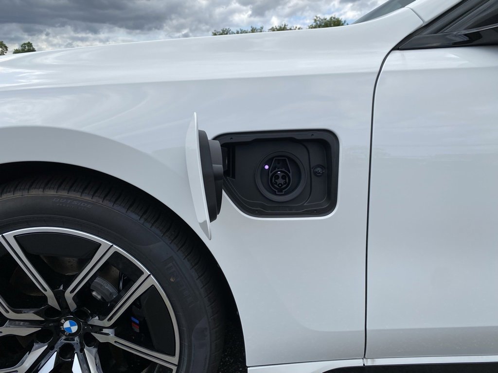 New 2026 BMW 750e xDrive w/ Premium Package image 18