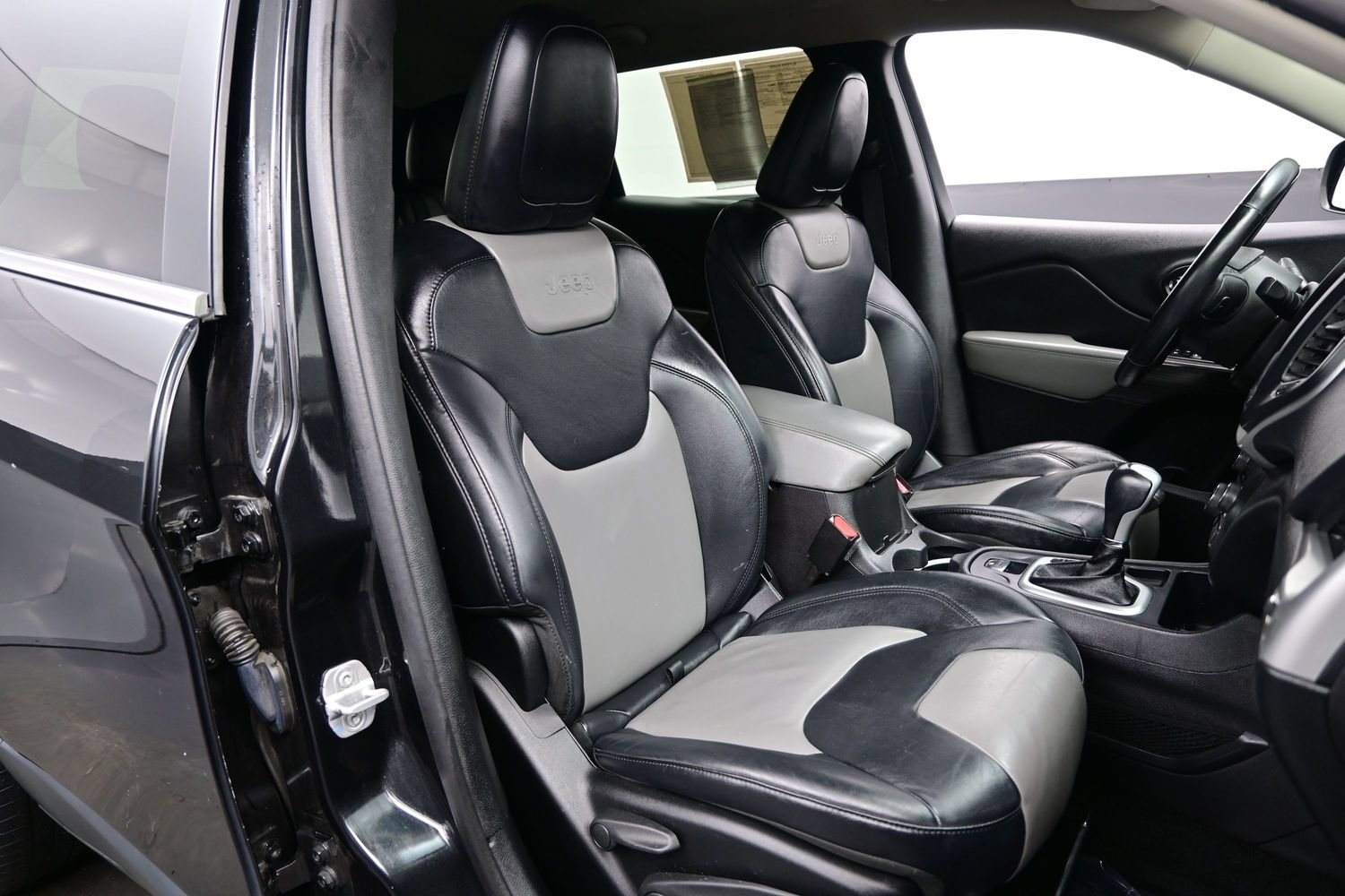 Used 2014 Jeep Cherokee Limited w/ Technology Group FWD image 17