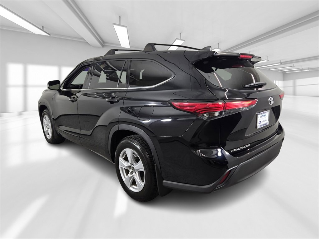 Used 2022 Toyota Highlander LE image 4
