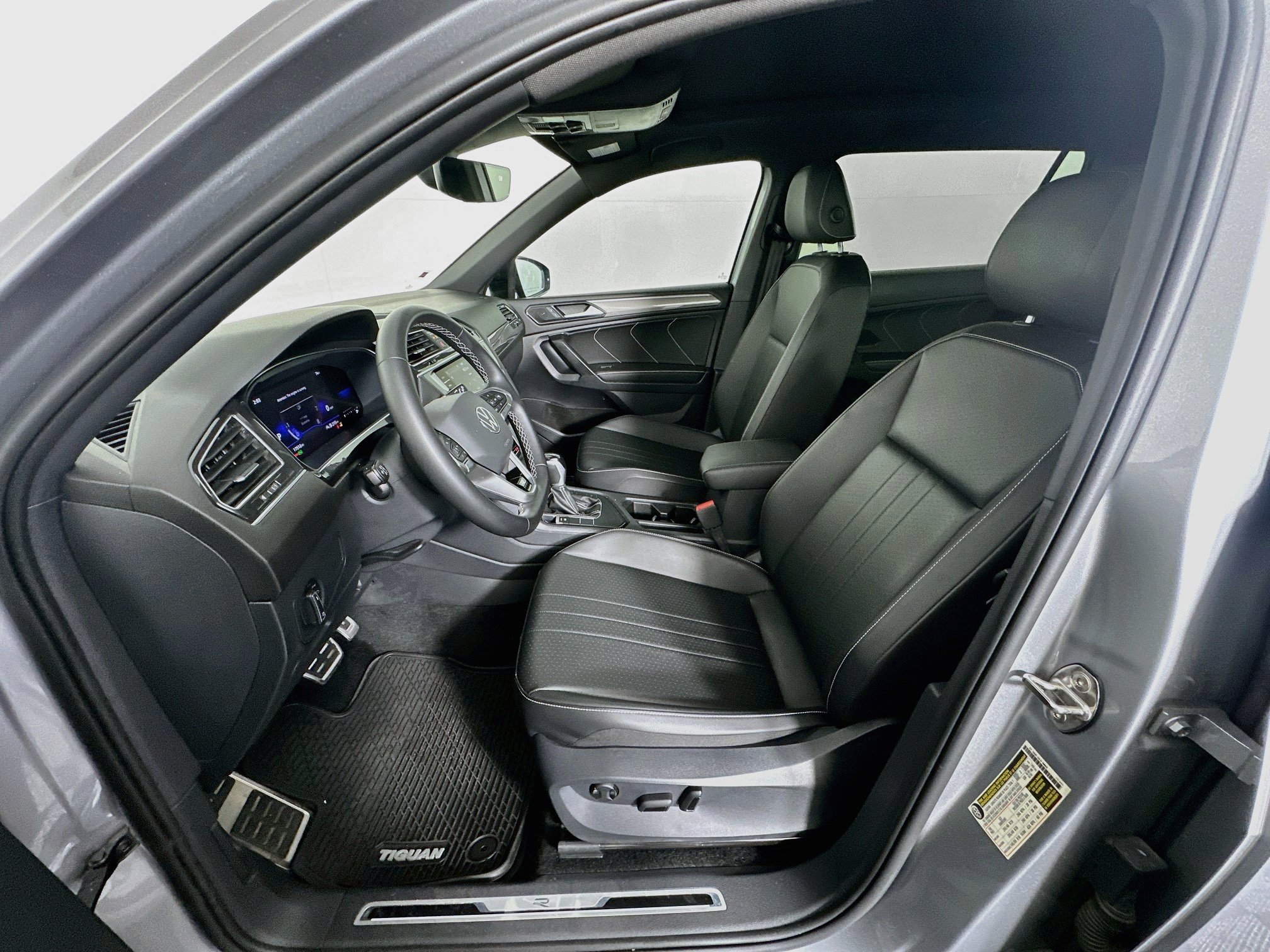 Used 2023 Volkswagen Tiguan SE R-Line FWD image 13