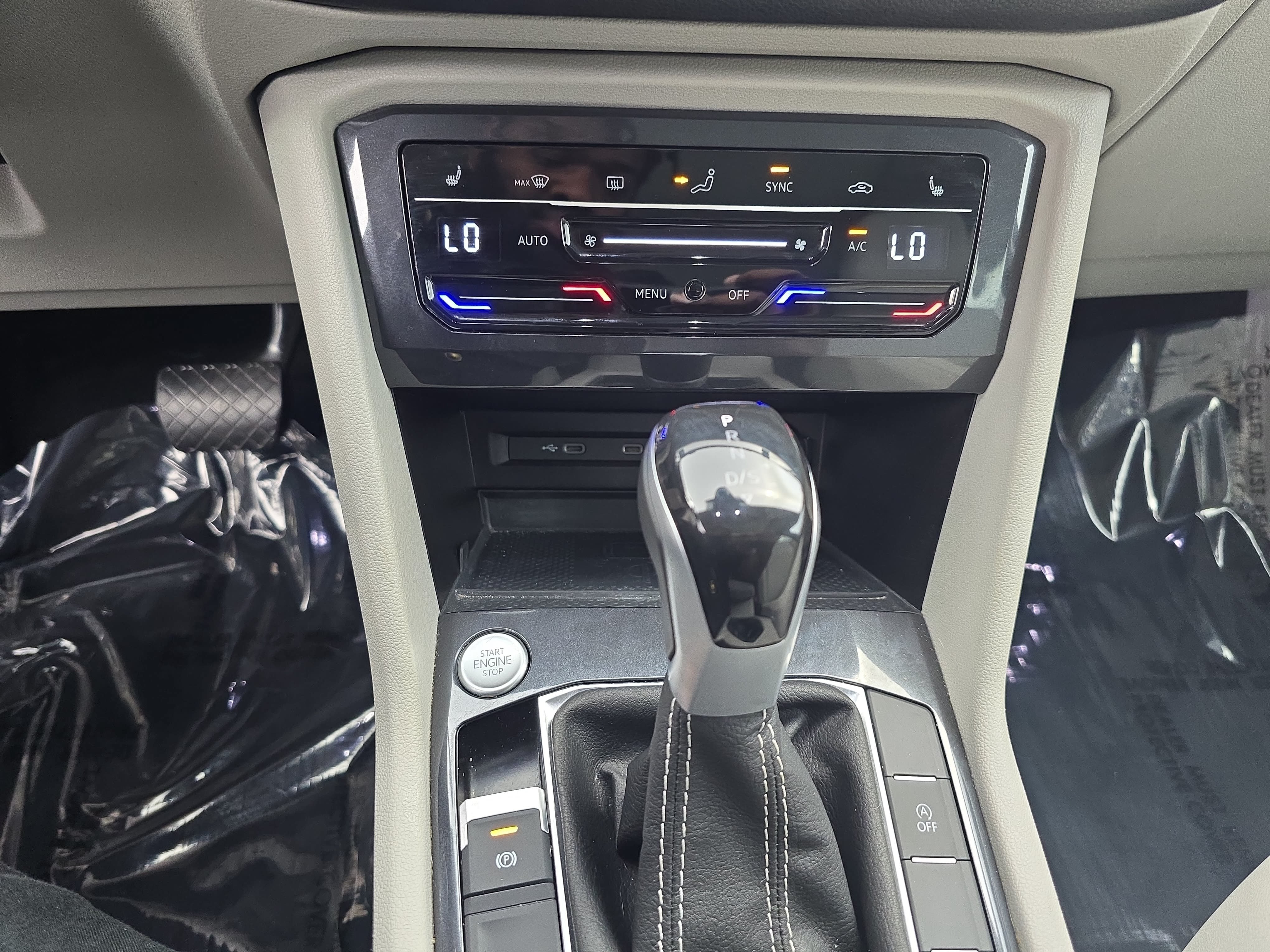 Used 2023 Volkswagen Tiguan SE w/ Panoramic Sunroof Package FWD image 24